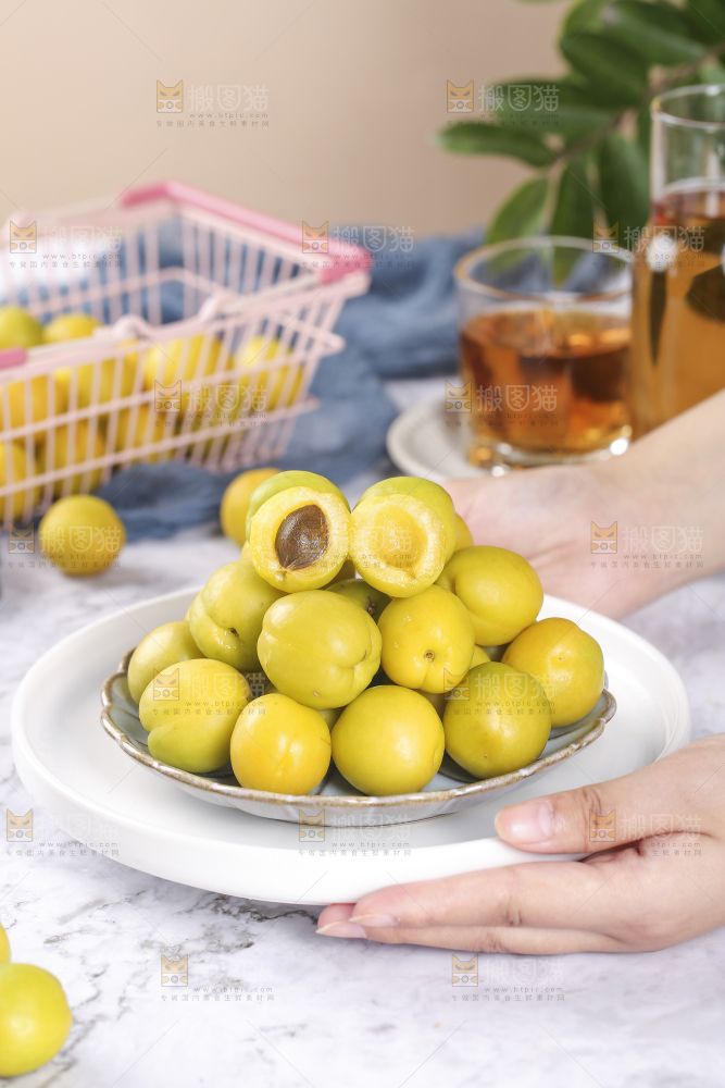 白底上放着一盘小白杏