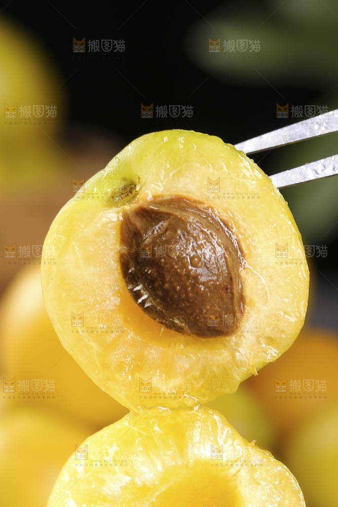 叉子上叉着的小白杏