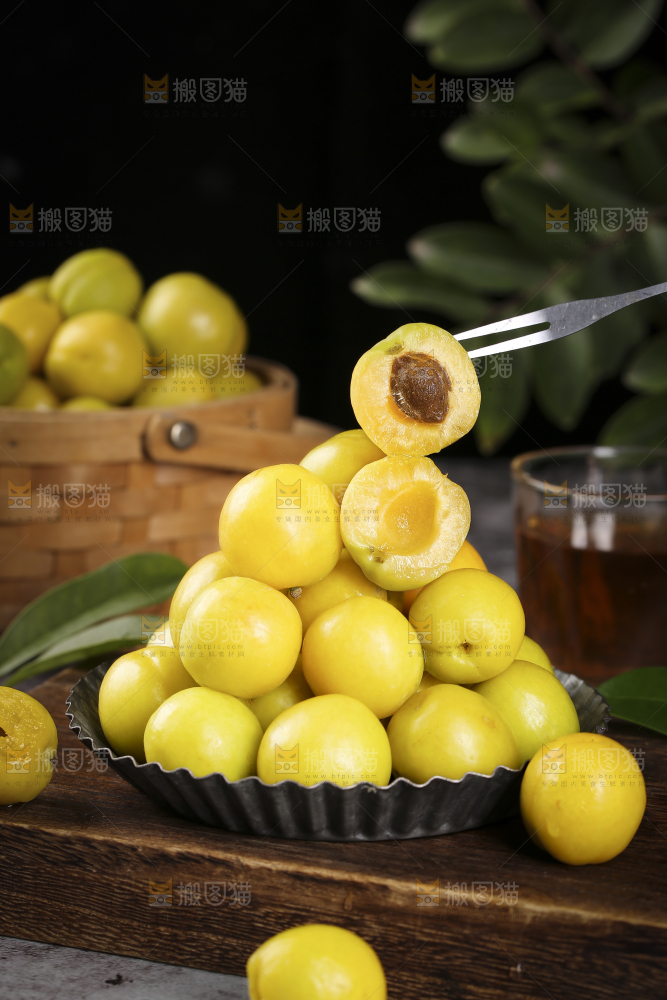 叉子上叉着的小白杏