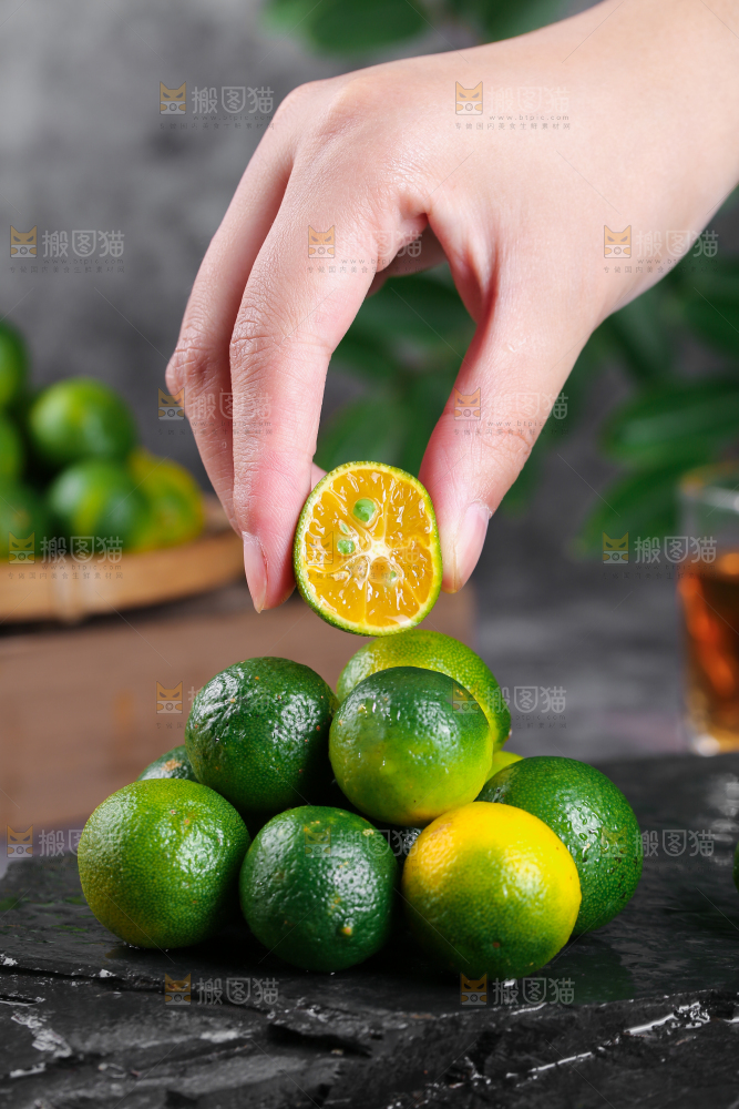 手上拿着小金桔