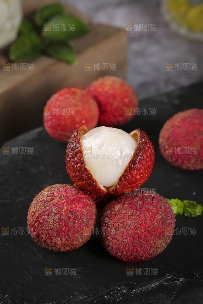 黑底上放着无核荔枝