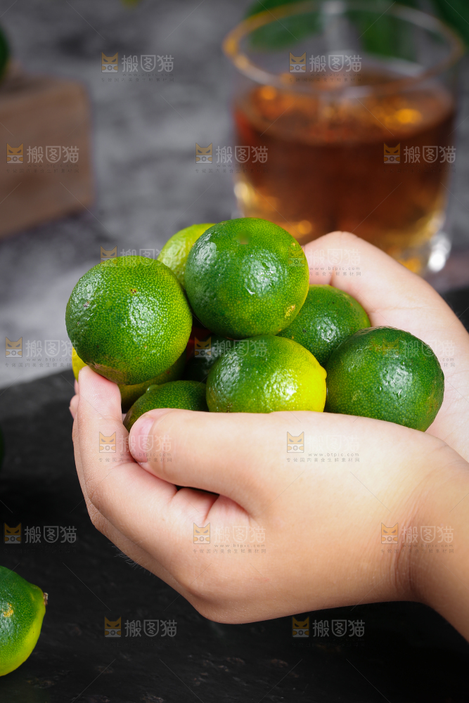 手上捧着小金桔