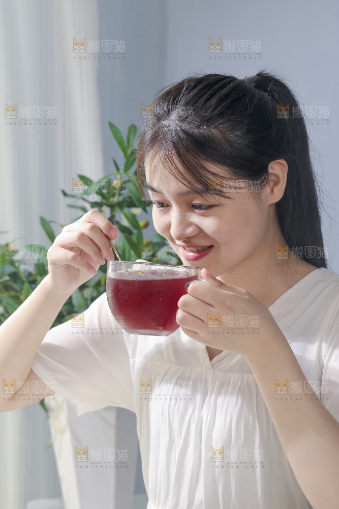 女孩手上拿着一杯酸梅汤