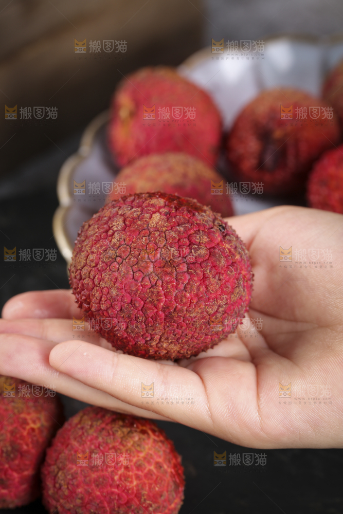 手上捧着无核荔枝