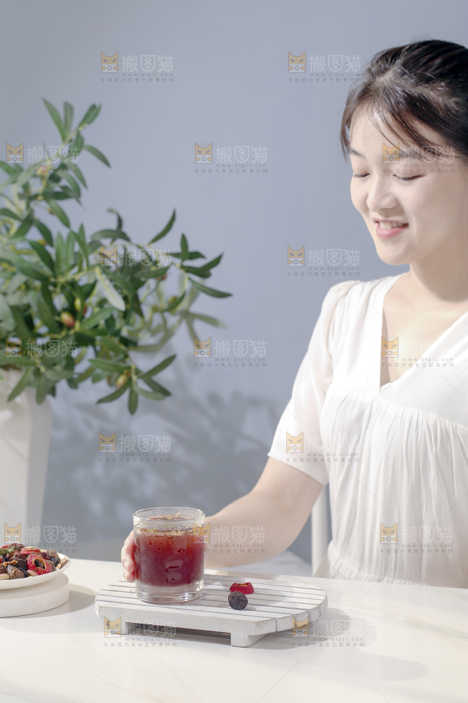 女孩手上拿着一杯酸梅汤