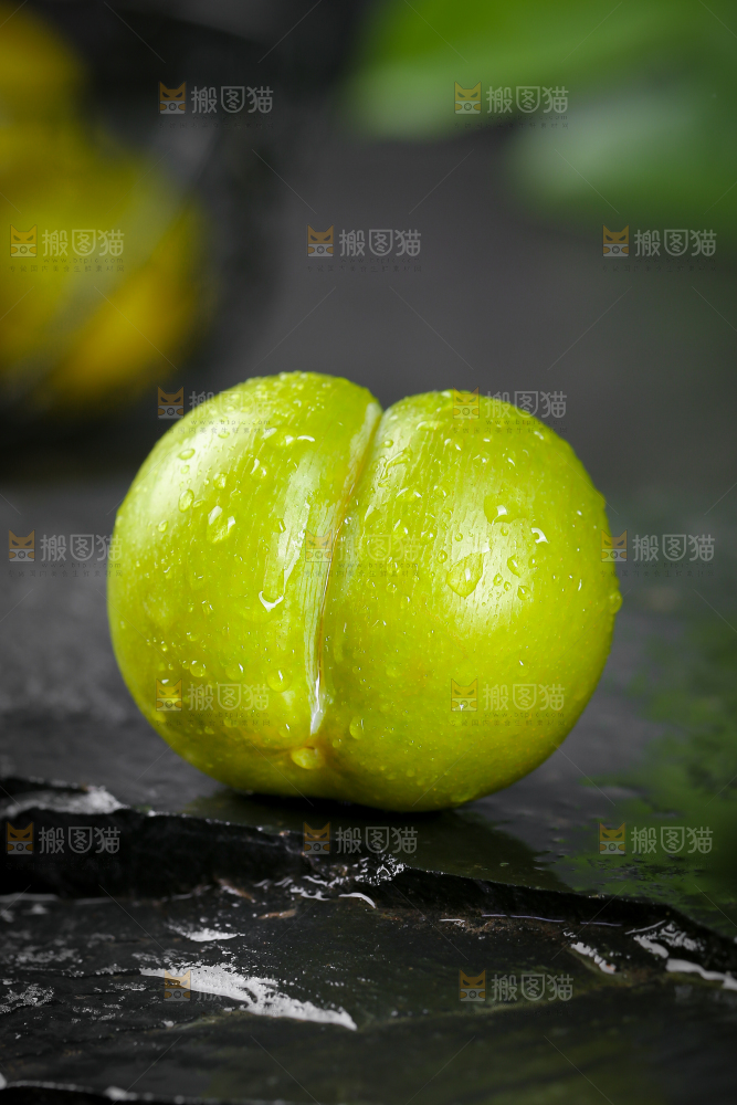 黑底上放着蜂糖李