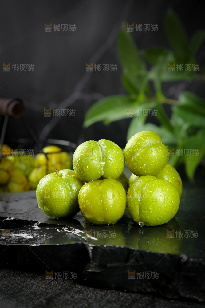 黑底上放着蜂糖李