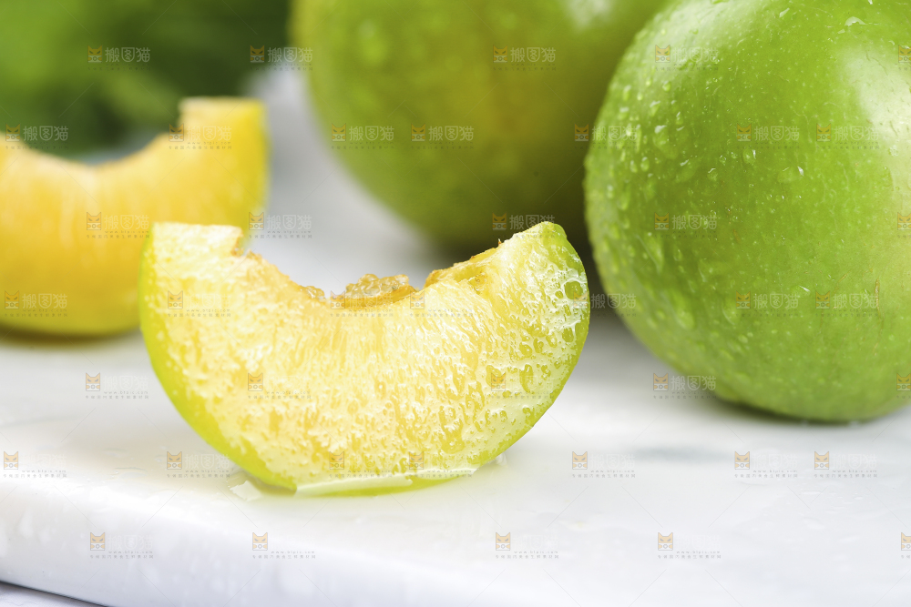 白底上放着蜂糖李切块