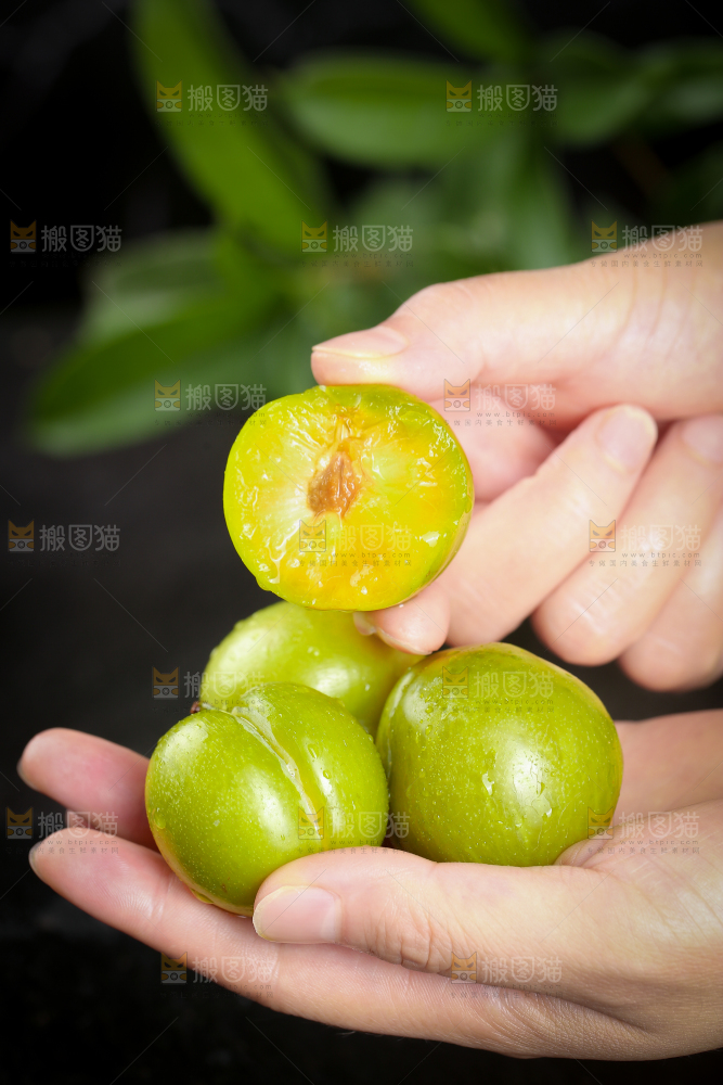 手上拿着蜂糖李
