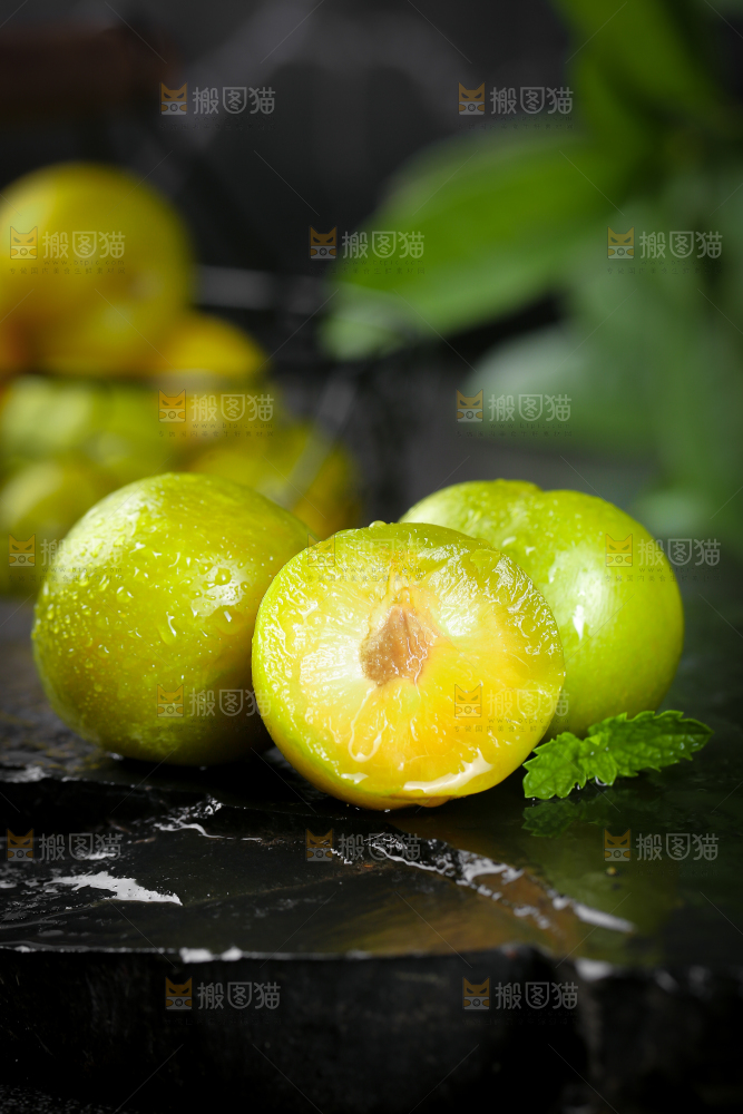 黑底上放着蜂糖李