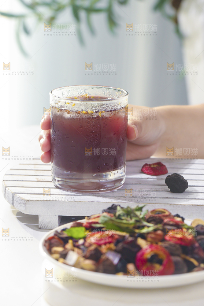 手上拿着一杯酸梅汤