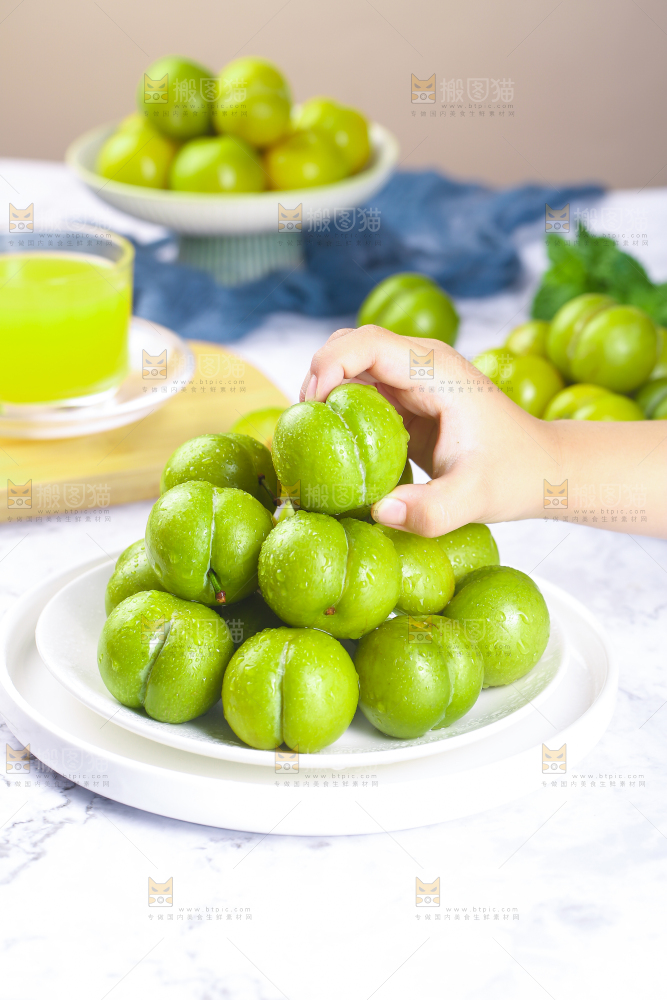 手上拿着蜂糖李