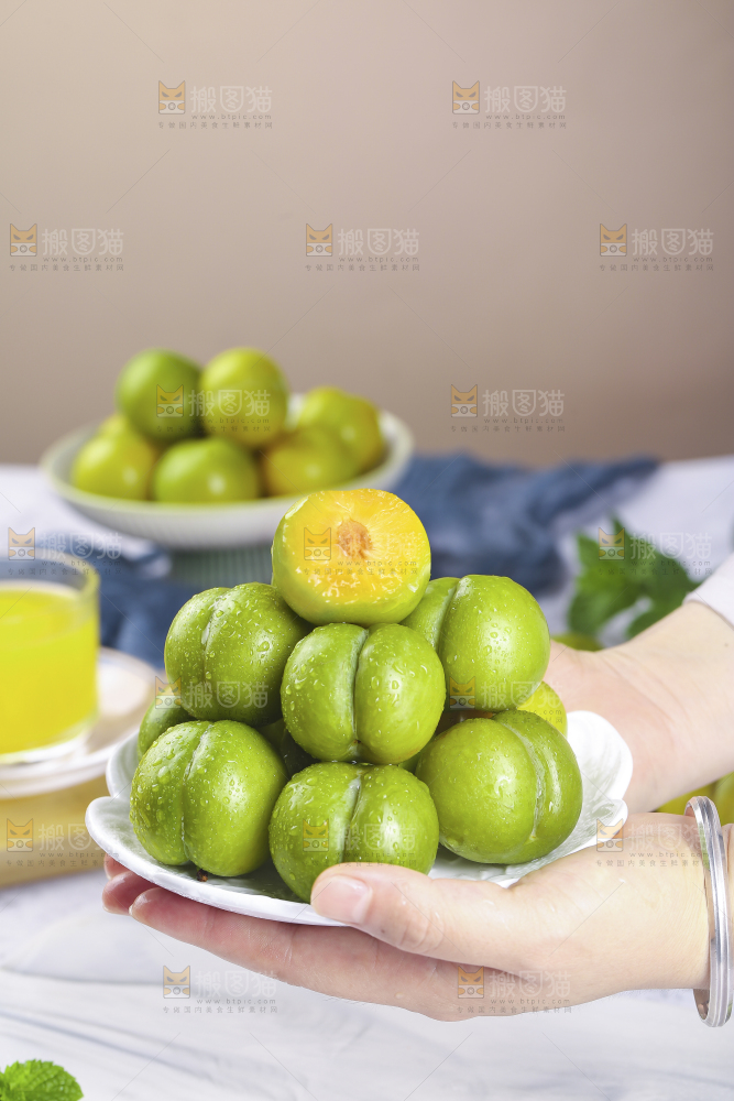手上端着一盘蜂糖李
