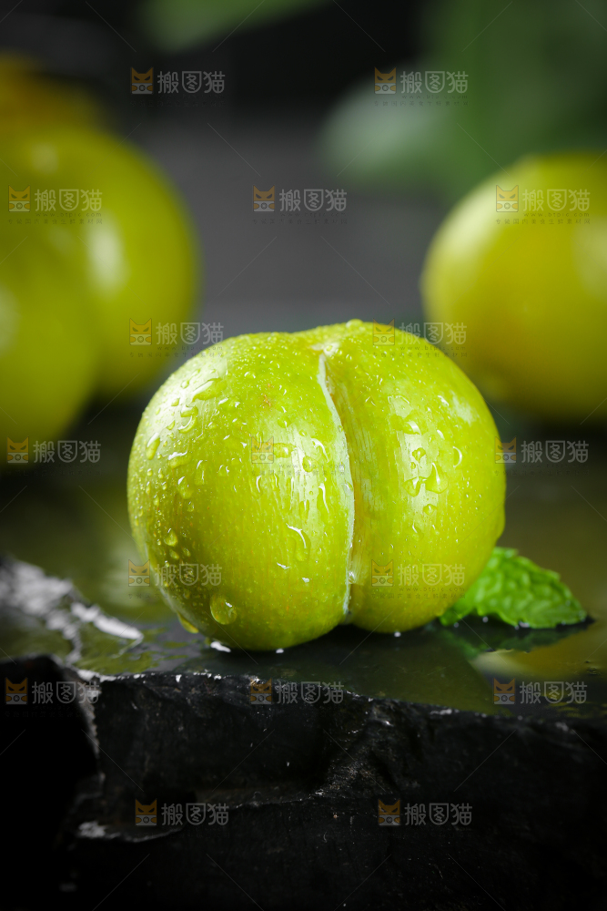 黑底上放着蜂糖李