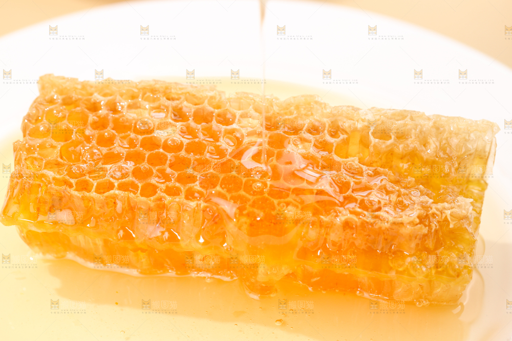 盘子里放着蜂巢蜜