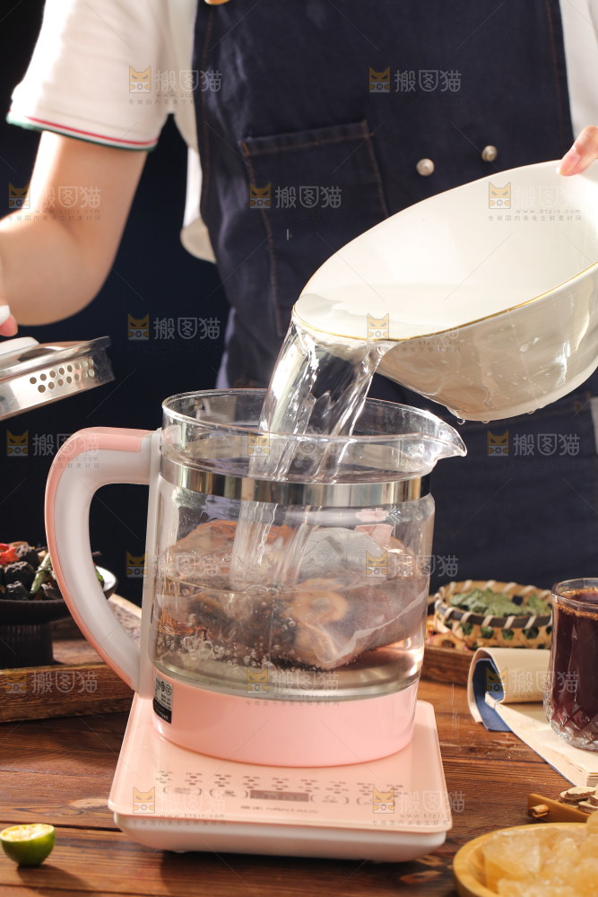 女孩正在煮酸梅汤
