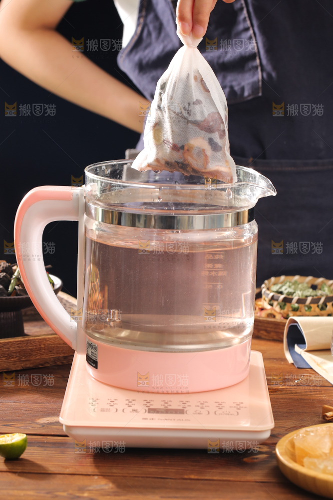 女孩正在煮酸梅汤