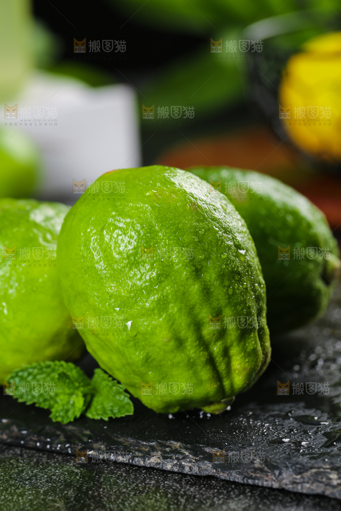 黑底上放着香水柠檬
