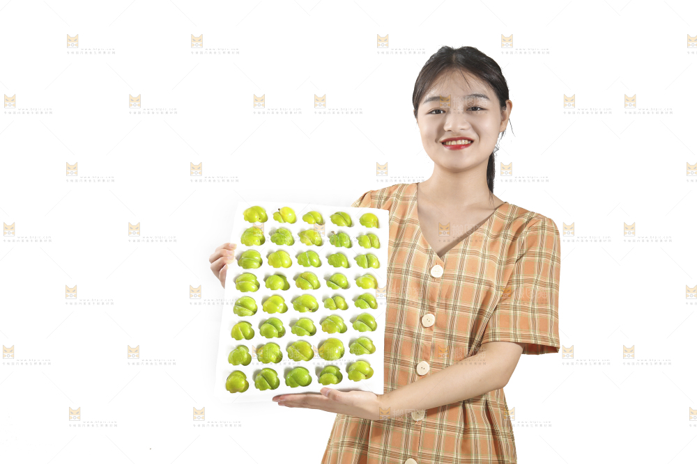 女孩手上抱着一盒蜂糖李