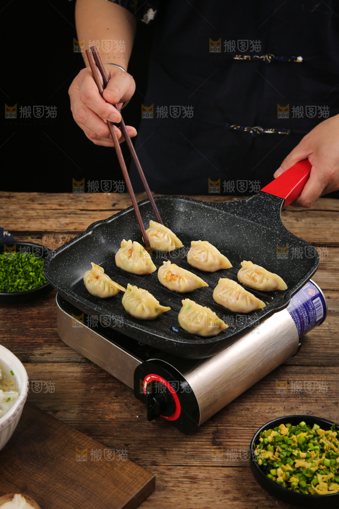 锅里的炸饺