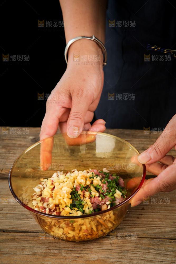 手上端着一碗饺子馅