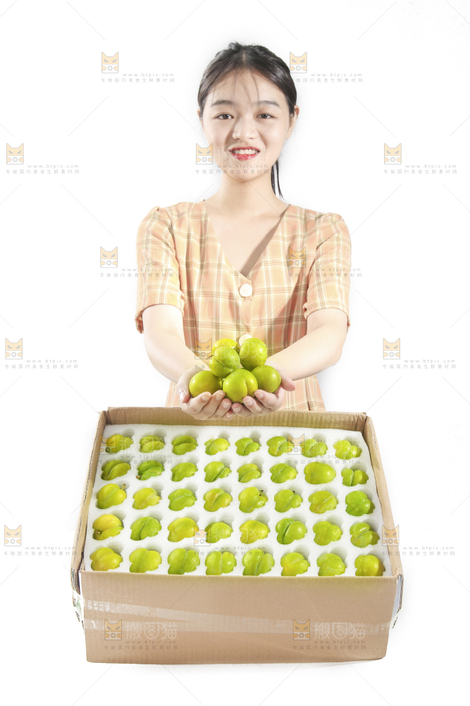 女孩手上抱着一箱蜂糖李