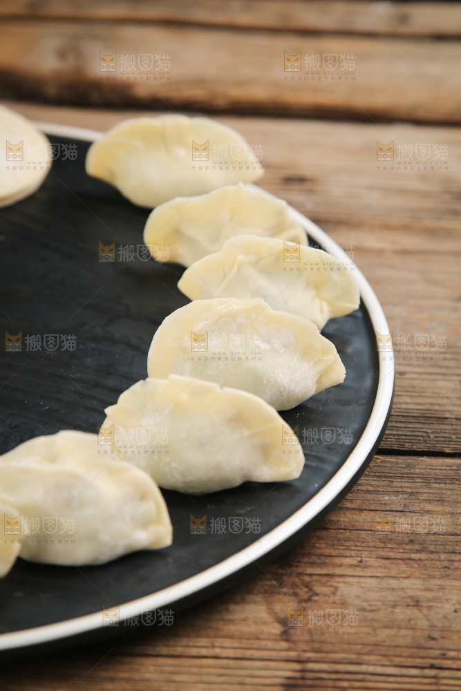 黑底上放着饺子