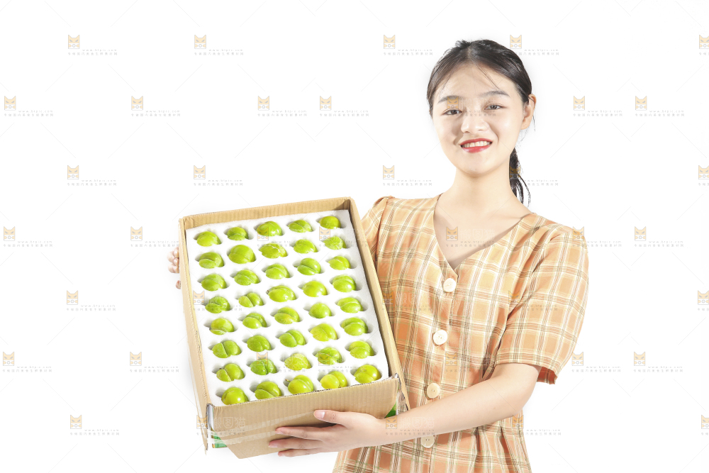 女孩手上抱着一箱蜂糖李