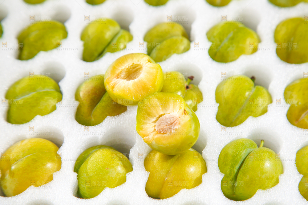 盒子里装着蜂糖李