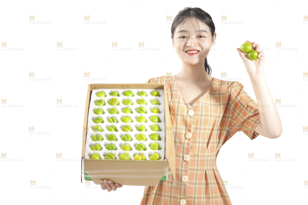 女孩手上抱着一箱蜂糖李