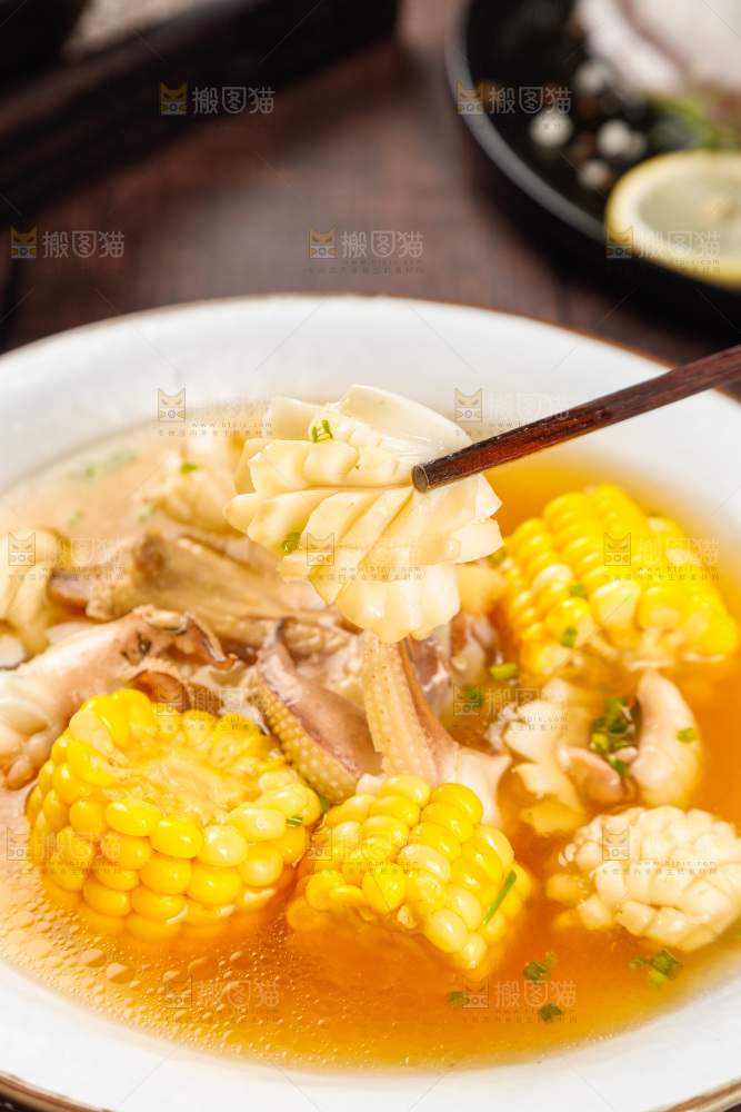 筷子上夹着墨鱼