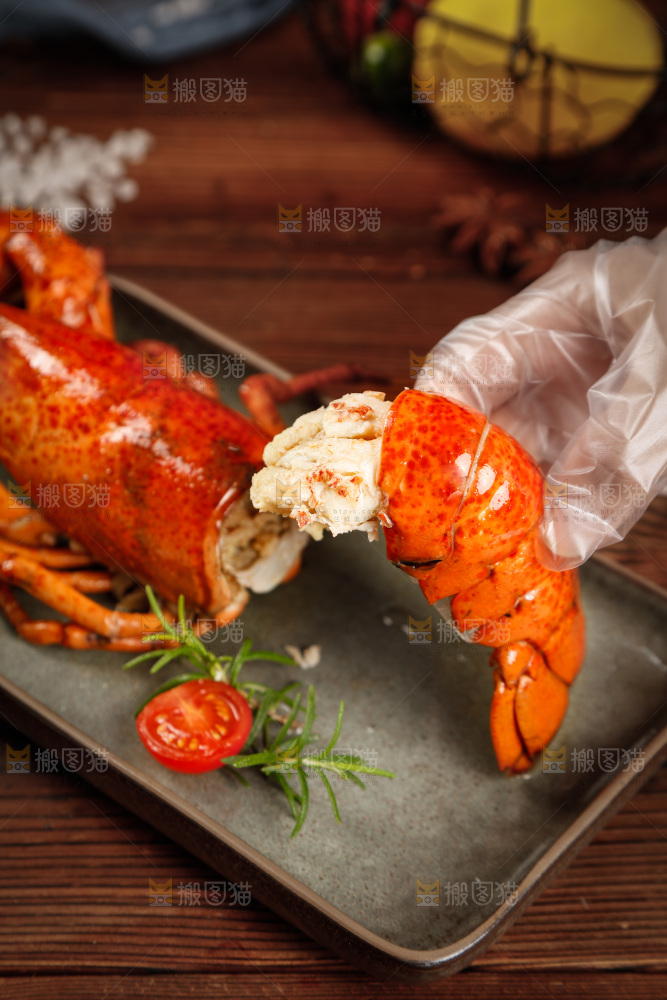 手上拿着波士顿大龙虾