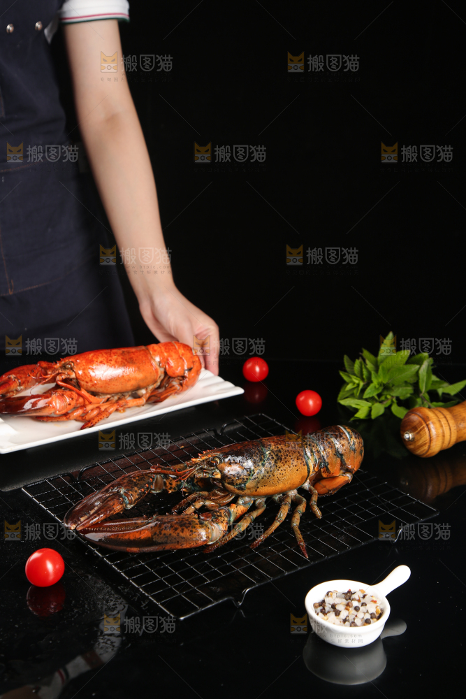 黑底上放着波士顿大龙虾
