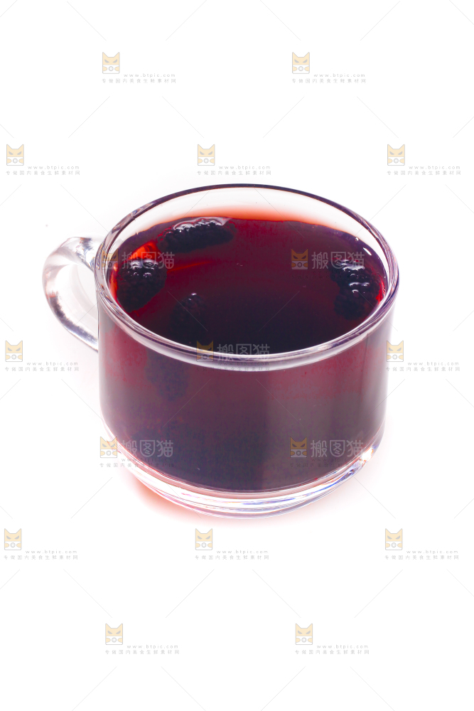 白底上放着一杯桑葚茶