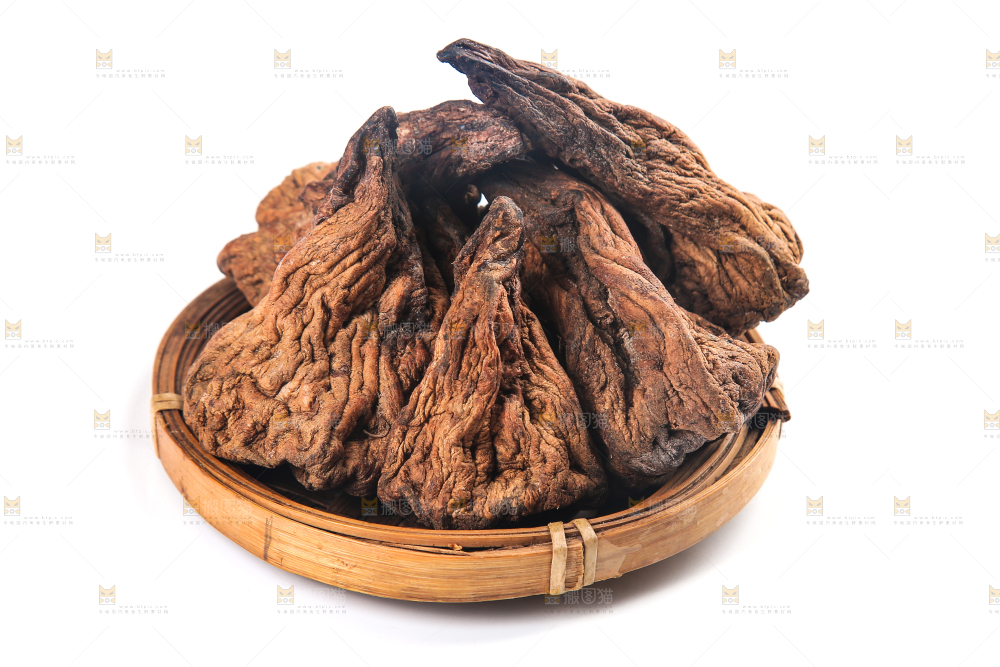 白底上放着一篮咸菜疙瘩