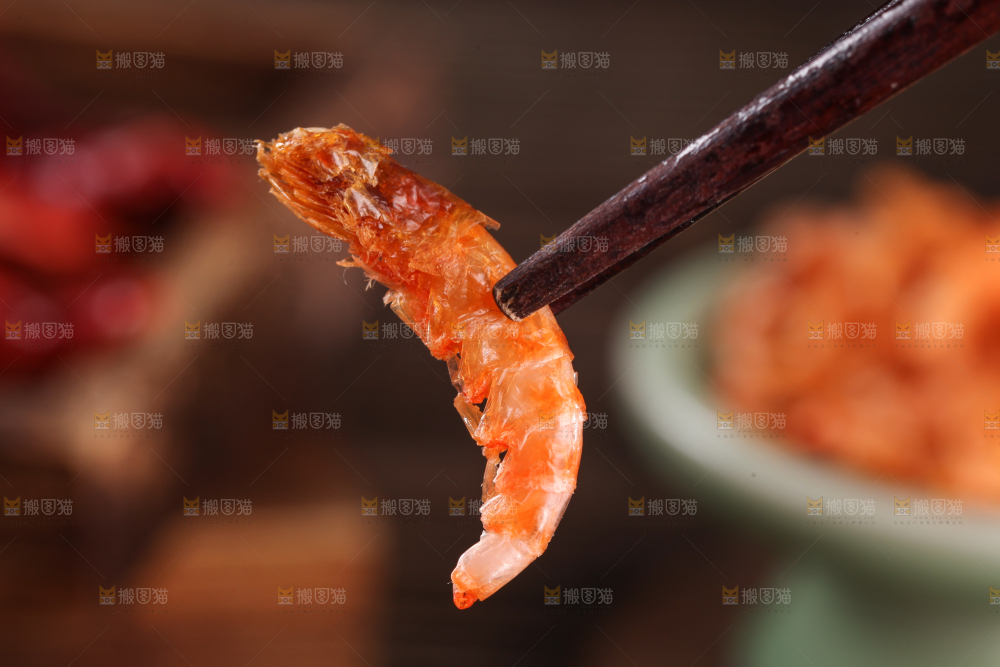 筷子上夹着红虾皮
