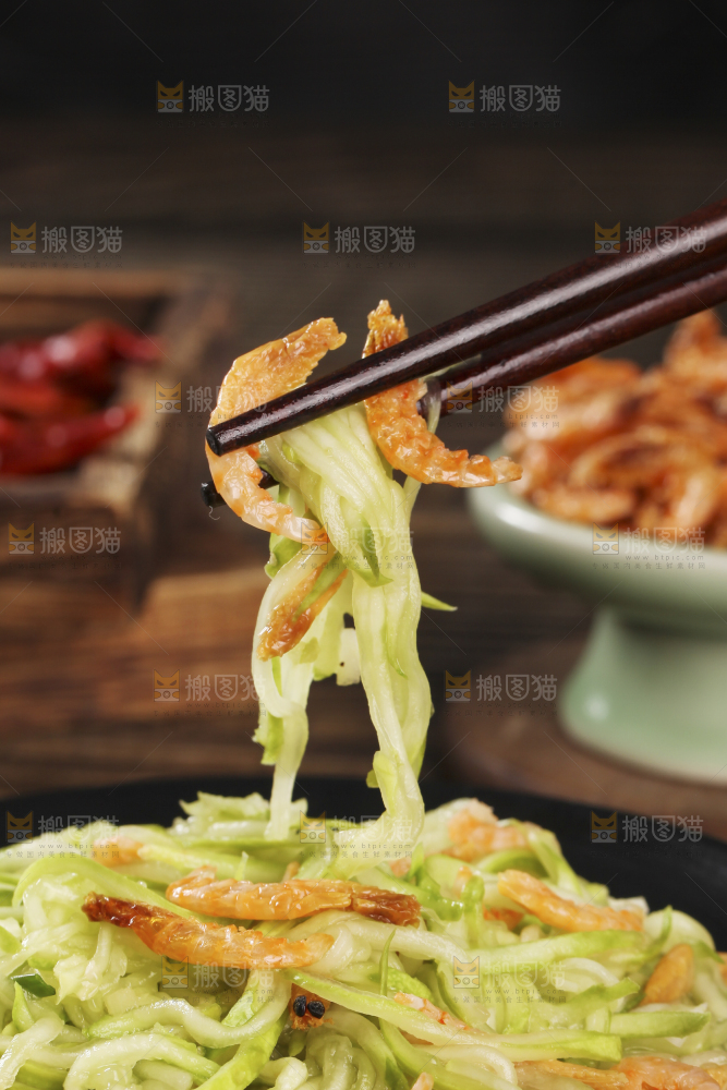 筷子上夹着红虾皮炒西葫芦