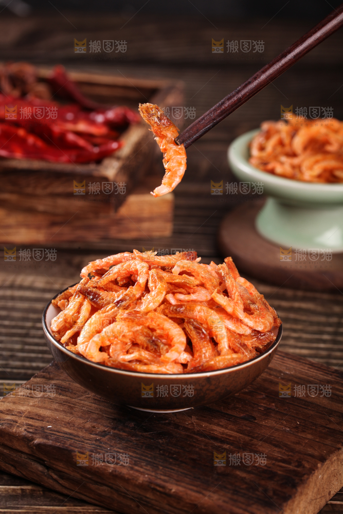 筷子上夹着红虾皮