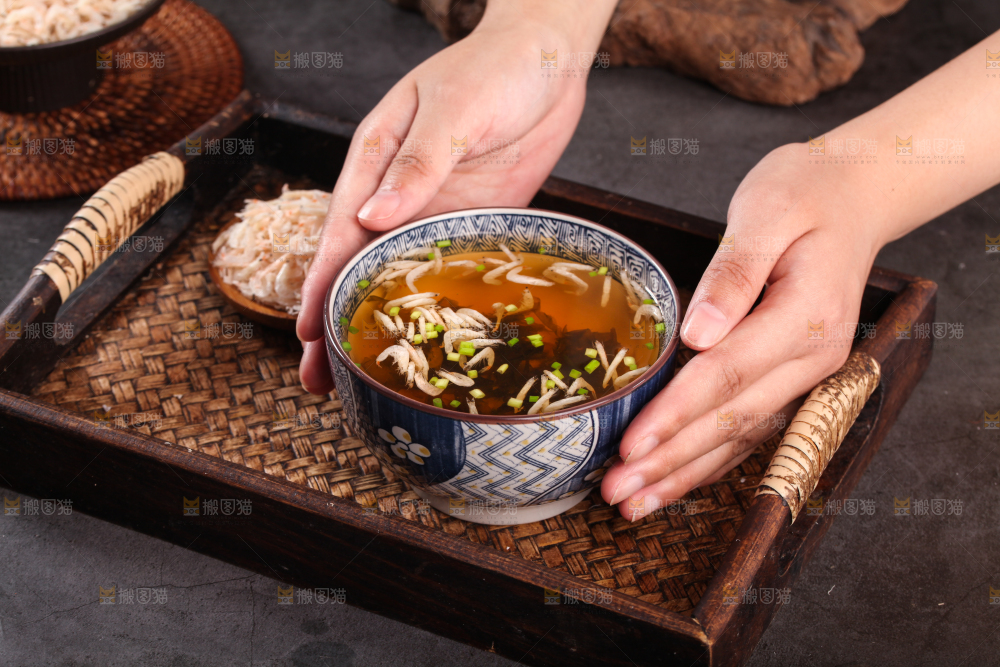 手上端着紫菜虾米汤