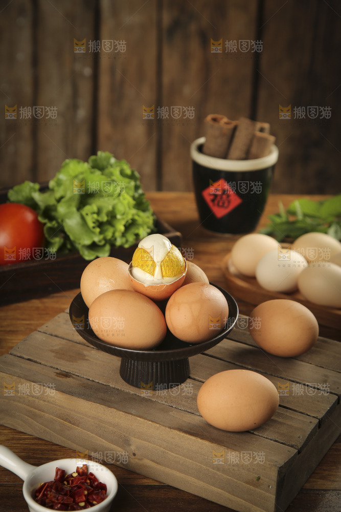 木底上放着一盘活珠子