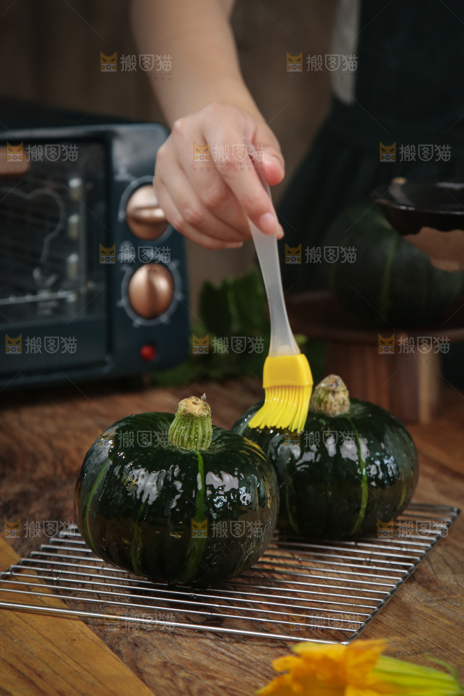 木底上放着贝贝南瓜