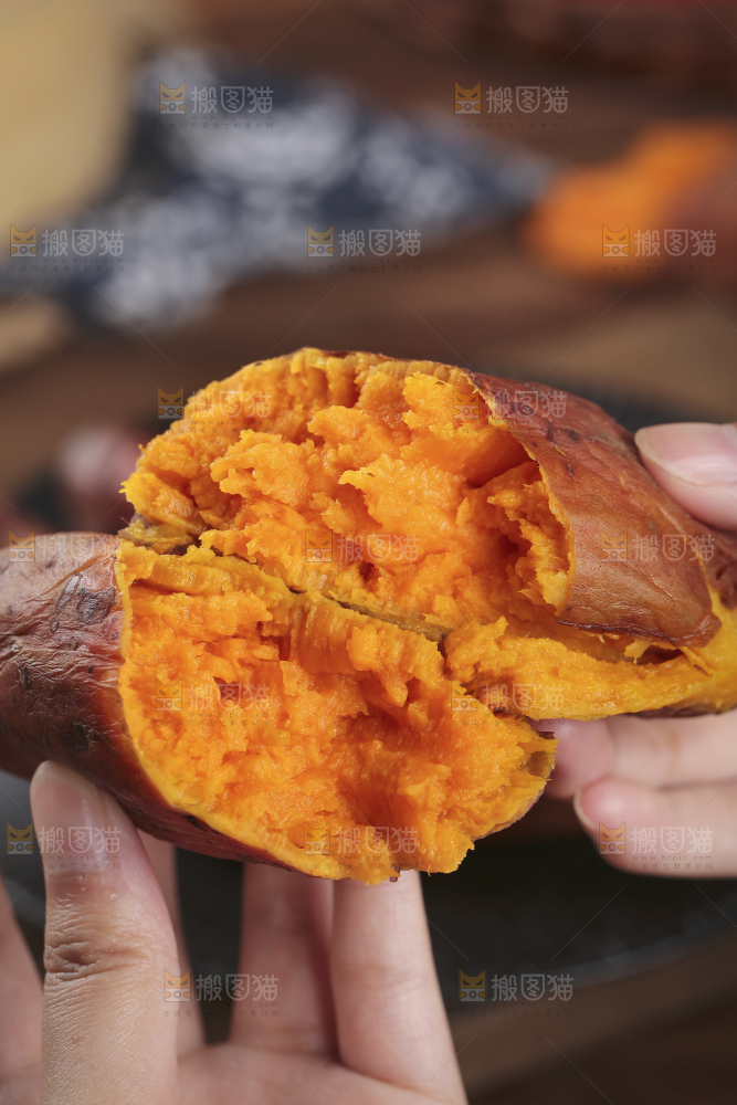 手上拿着西瓜红蜜薯
