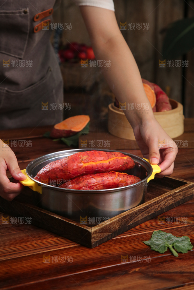 手上端着一笼西瓜红蜜薯