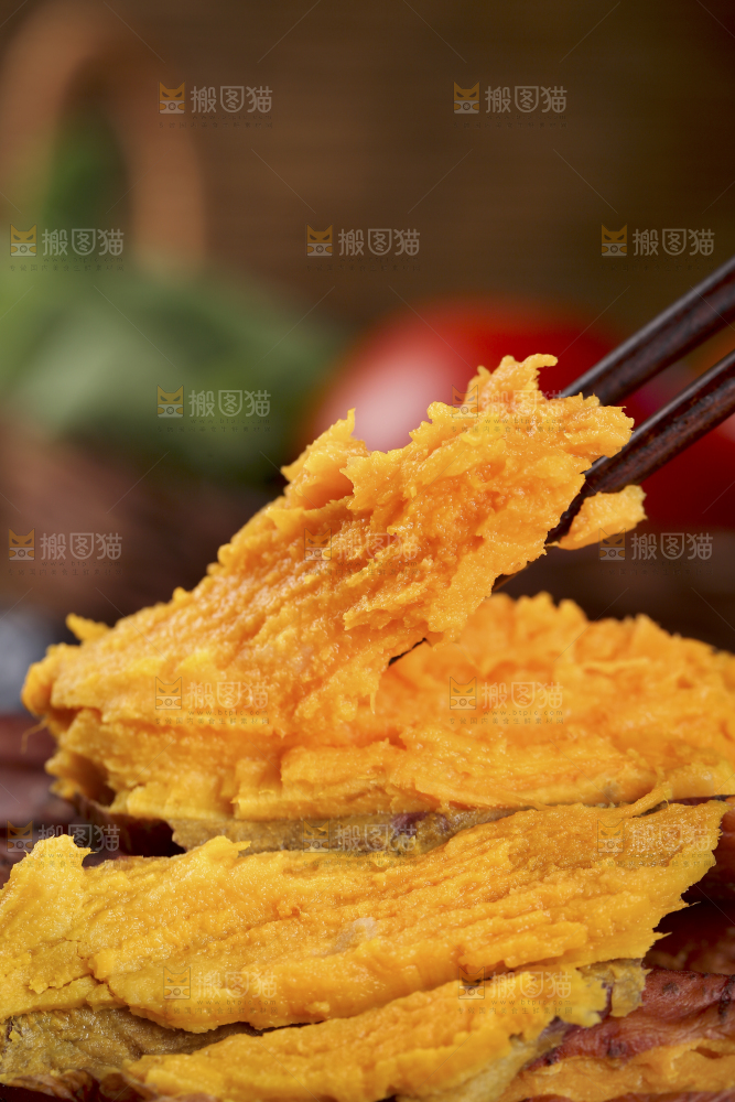 筷子上夹着红蜜薯
