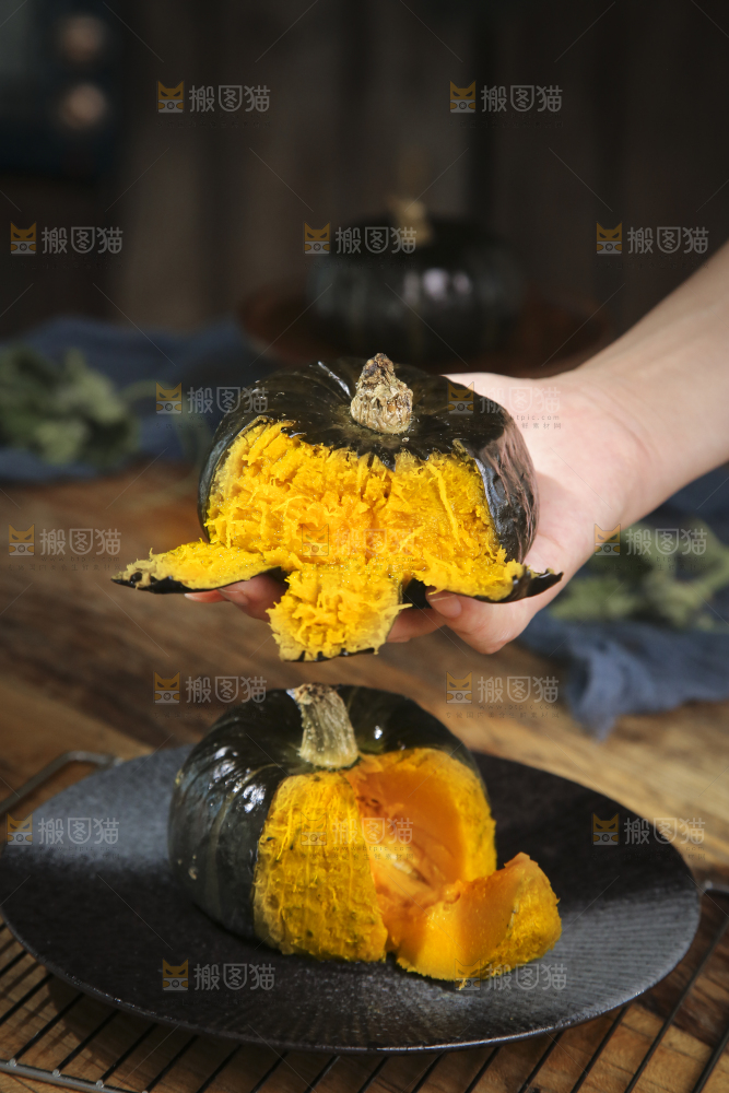 手上拿着贝贝南瓜
