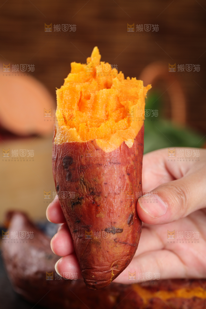 手上拿着西瓜红蜜薯