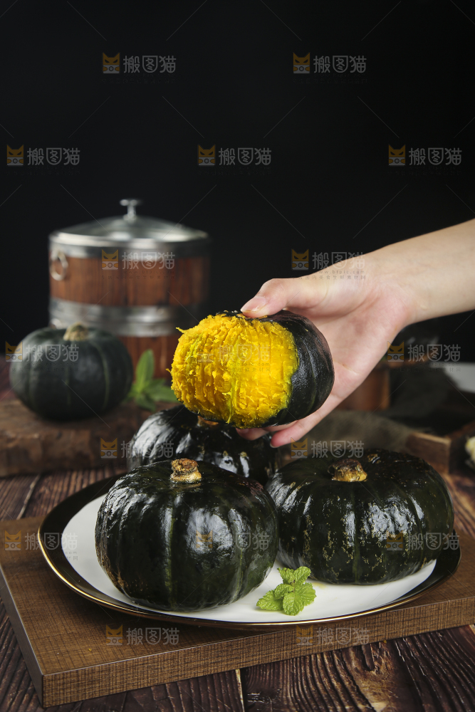 手上拿着贝贝南瓜