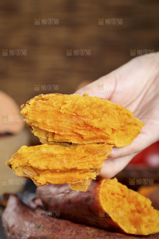 手上拿着西瓜红蜜薯