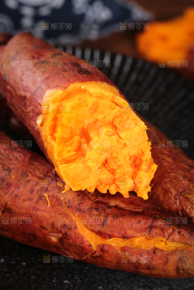 黑底上放着红蜜薯