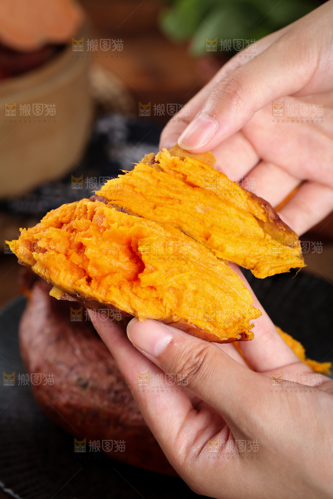 手上拿着西瓜红蜜薯